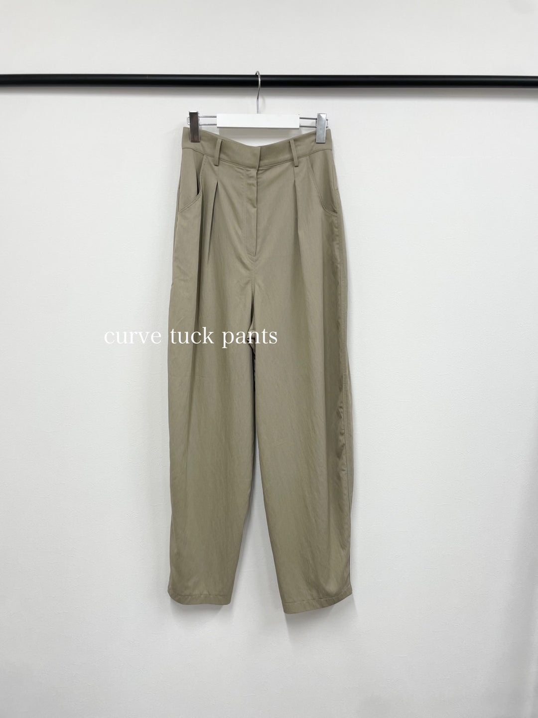 カーブタックパンツ